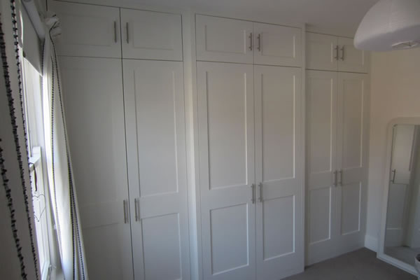 Three-section fitted wardrobe with doors closed